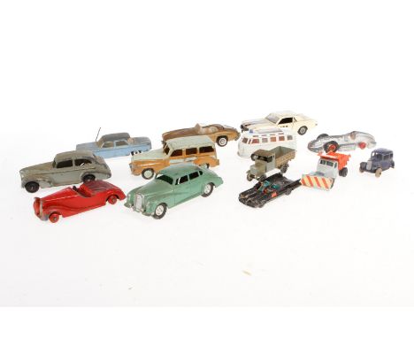 Konv. mit versch. Modellfahrzeugen, meist Dinky, Z 4