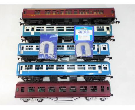 Model Railways - Lima and other, five O gauge coaches in playworn condition and two coach ends by RGH, Est £40 - £60.