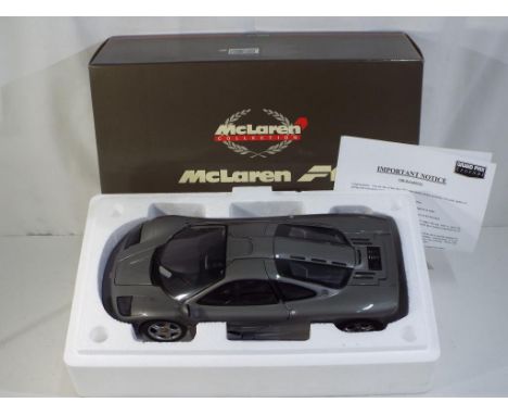 Minichamps - a 1:18 scale diecast McLaren F1 road car model number 012138 022188, model is in mint condition in excellent box