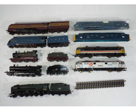 Model Railways - a good mixed lot of OO gauge to include four static steam locomotives, two diesel body shells, two Lima elec