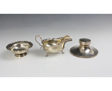 A group of silver items, to include a George V silver pedestal dish, Walker and Hall, Sheffield 1931, the pie crust border ab