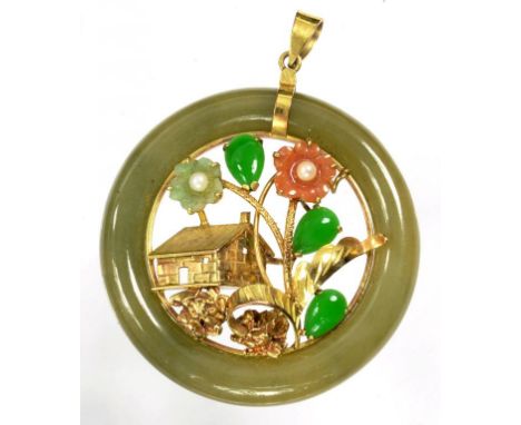 A GOLD, JADE AND CULTURED PEARL PENDANT, THE RING ENCLOSING A HOUSE AND FLOWERS, UNMARKED, 26G GROSS 