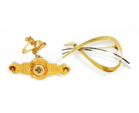 A VICTORIAN 9CT GOLD BAR BROOCH WITH SPLIT PEARL CENTRE, CHESTER 1891 AND A 9CT TWO COLOUR GOLD BROOCH, 6.1G