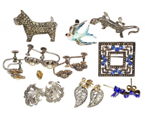 A SMALL QUANTITY OF VINTAGE SILVER AND MARCASITE JEWELLERY AND A PAIR OF SILVER GILT AND BLUE ENAMEL BOW EARRINGS