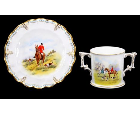 A ROYAL CROWN DERBY LOVING CUP AND PLATE DECORATED WITH HUNTING SCENES, CUP 9.5CM H, PRINTED MARK