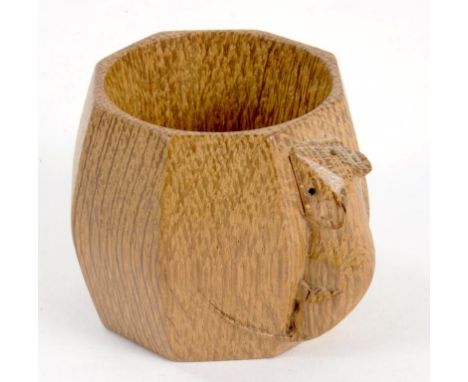 A ROBERT 'MOUSEMAN' THOMPSON CARVED OAK NAPKIN RING WITH MOUSE SIGNATURE, 4.5CM H