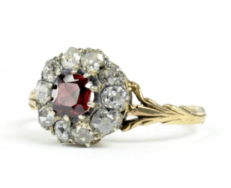 A RUBY AND DIAMOND CLUSTER RING IN GOLD, 2.7G GROSS