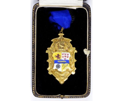 A 9CT GOLD AND ENAMEL PAST MAYOR'S BADGE OF HASLINGDEN BOROUGH COUNCIL, BIRMINGHAM 1941, 27G, CASED