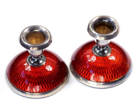 A PAIR OF NORWEGIAN SILVER AND CHERRY RED GUILLOCHE ENAMEL DWARF CANDLESTICKS, 4CM H, BY NORSK SOLVVAREINDUSTRI, 1931-92, LOA