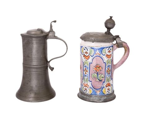 Konvolut 2 Krüge, 1. Hälfte 19. Jh.: Zinnkrug mit Klappdeckel und Daumenrast, bezeichnet 'H J L 1801', H. ca. 23 cm und Fayen