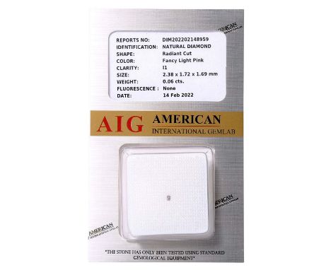 Loser Diamant Fancy Light Pink, 0,06 ct, WBW: ca. 1.000 €, P1, Radiantschliff, im Blister, inkl. AIG-Zertifikat (2022). (05/2