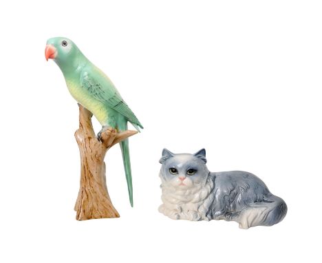 ROYAL DUX/GOEBEL 2 Tierfiguren 'Papagei' und 'Katze', 20. Jh. ROYAL DUX, polychrom gefasster Papagei auf einer Astgabel, Nr. 
