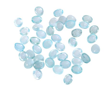 Konvolut 43 Aquamarincabochons zus. 131,2 ct, hellblau, kalibrierte Steine von ca. 8x10 mm, WBW: ca. 5  €/ct, neuwertiger Zus