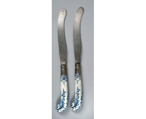 A pair of 18c Worcester table knives, the pistol handles painted in blue and white with scroll and shell pattern, a/f, 8.25in