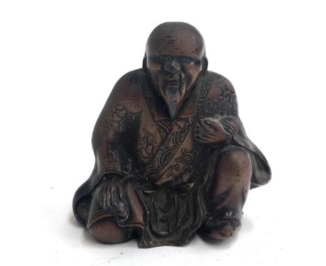 A seated bronze Chinese figure, 6.5cmH 