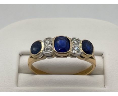 ANTIQUE 18CT GOLD DIAMOND SAPPHIRE RING FEATURING 3 SAPPHIRES SET WITH 4 ROSE CUT DIAMONDS 3.4G SIZE N