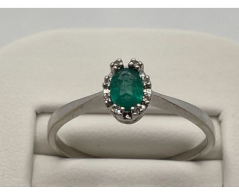 18CT WHITE GOLD EMERALD AND DIAMOND CLUSTER RING 3.2G SIZE W1/2