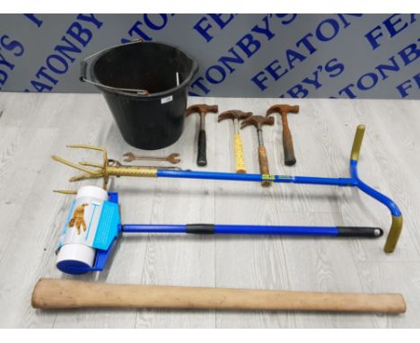 COLLECTION OF MIXED TOOLS AND GARDENING ITEMS INCLUDING HAMMERS, WRENCHES, SOCKETS, GARDEN CLAW GOLD AND A PET HAIR REMOVER R