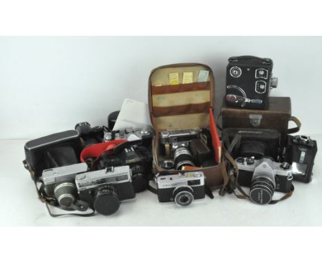 A collection of vintage cameras, to include a Canon T70 with neck strap, an Asahi Pentax SP 1000, a Carl Zeiss camera and mor