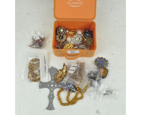 A selection of vintage costume jewellery, to include brooches, chains and more