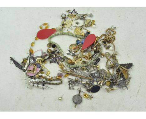 A selection of vintage costume jewellery, including brooches etc