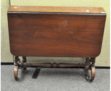 A vintage mahogany Sutherland gate leg table on turned legs, 71.5 x 99 x 83 cm