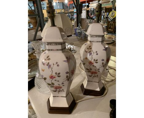 A PAIR OF DECORATIVE CERAMIC TABLE LAMPS WITH A FLORAL DESIGN (A/F - HAIRLINE CRACK) 