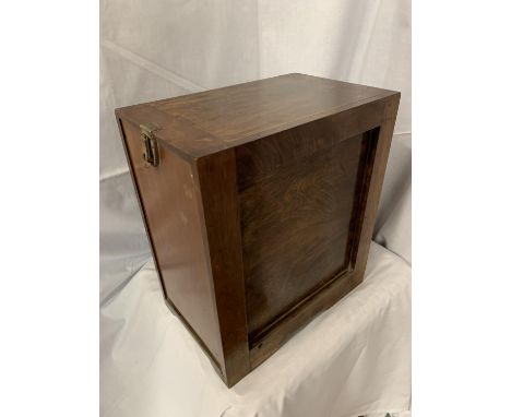 A VINTAGE MAHOGANY 'THE RONDO RECORD CABINETTE' CONTAINING A VARIETY OF VINTAGE RECORDS TO INCLUDE 45'S, 78'S AND 33 1/3's' 