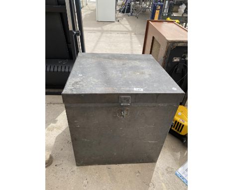 A VINTAGE GALVANISED STORAGE TRUNK 