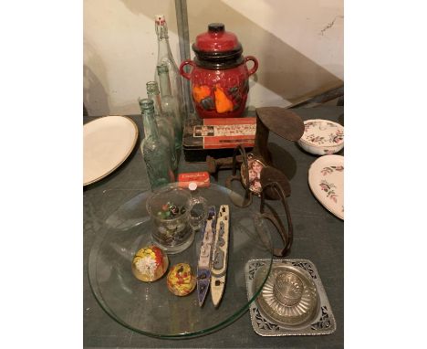 A QUANTITY OF VINTAGE ITEMS TO INCLUDE A SHOE LAST, BOTTLES, RUMTOPF, TINS, PAPERWEIGHTS ETC 