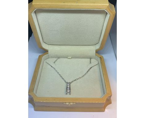 AN 18 CARAT WHITE GOLD NECKLACE WITH A PENDANT INCORPORATING FOUR DIAMONDS WITH A 50CM CHAIN IN A WOODEN PRESENTATION BOX 