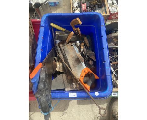 AN ASSORTMENT OF HAND TOOLS TO INCLUDE SAWS, CHISELS AND SHARPENING STONES ETC 