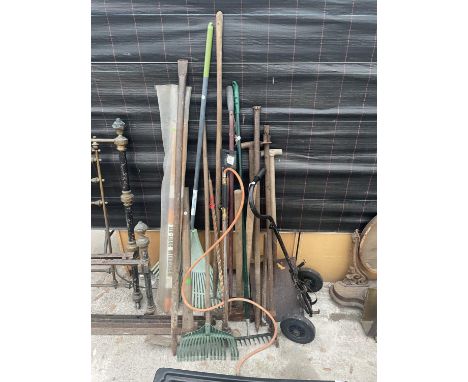 AN ASSORTMENT OF GARDEN TOOLS TO INCLUDE RAKES, SHOVELS AND DRILL BITS ETC 