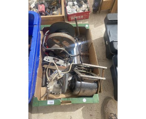 AN ASSORTMENT OF TOOLS TO INCLUDE A MOTOR WITH GRINDING DISC, TIN SNIPS AND CUTTING DISCS ETC 