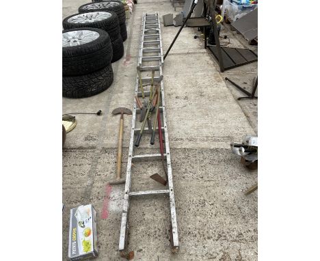 AN ASSORTMENT OF GARDEN TOOLS AND AN EXTENDABLE LADDER 