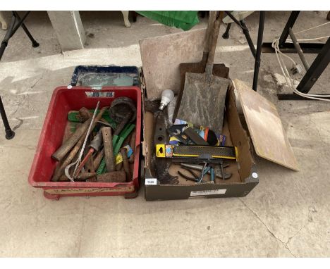 AN ASSORTMENT OF HAND TOOLS TO INCLUDE HAMMERS, SHOVELS AND PLIERS ETC 