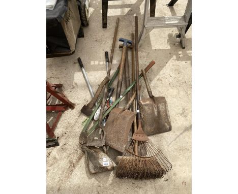 AN ASSORTMENT OF GARDEN TOOLS TO INCLUDE A SHOE LAST, SHEARS AND SPADES ETC 