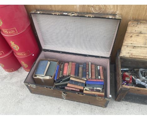 A VINTAGE TRAVEL TRUNK CONTAINING VARIOUS VINTAGE BOOKS 