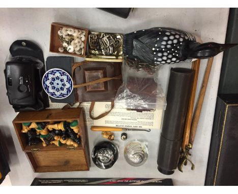 A VARIETY OF VINTAGE COLLECTABLE ITEMS TO INCLUDE CHESS PIECES, TRIPOD, CAMERAS, BUCKLES, BUTTONS ETC 
