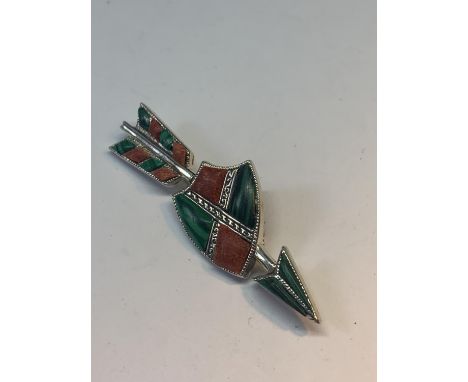 A GREEN AND RED STONE BROOCH DEPICTING A SHIELD AND ARROW 