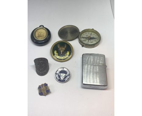 VARIOUS COLLECTABLE ITEMS TO IN CLUDE A ZIPPO LIGHTER, VINTAGE COMPASS, SCOUTING BADGES ETC 
