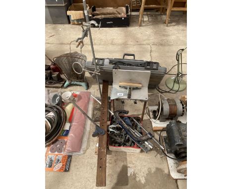 AN ASSORTMENT OF DRILL STANDS AND VICES TO INCLUDE A ROUTER STAND, A MALLEABLE G CLAMP AND A SASH CLAMP ETC 