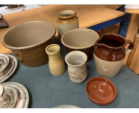 A COLLECTION OF CERAMICS TO INCLUDE VINTAGE 'HARTROX' STONEWARE AND 'WELSH STUDIO' POTTERY 