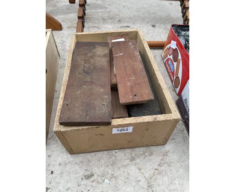 AN ASSORTMENT OF VINTAGE SHARPENING STONES 