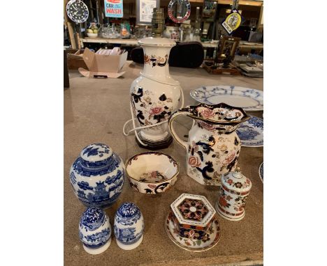 A SELECTION OF CERAMICS TO INCLUDE A MASONS MANDALAY TABLE LAMP, DISH AND JUG 