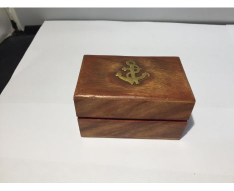 A MINI BRASS AND LEATHER TELESCOPE IN WOODEN BOX 