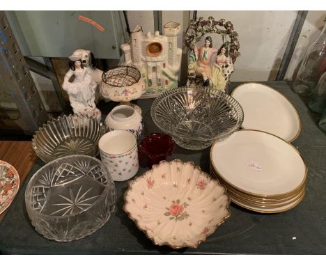 A MIXED SELECTION OF VINTAGE CERAMIC ORNAMENTS, DECORATIVE GLASS BOWLS, STAFFORDSHIRE FLATBACKS ETC 
