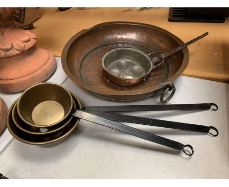 VARIOUS VINTAGE BRASS AND COPPER WARE TO INCLUDE A LARGE COLANDER, A TRIO OF BRASS PANS WITH IRON HANDLES AND FURTHER COPPER 