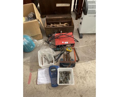 AN ASSORTMENT OF TOOLS TO INCLUDE A BATTERY CHARGER, SPANNERS AND A VICE ETC 