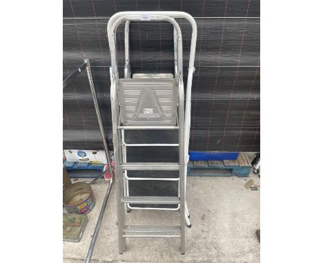 TWO 3 RUNG METAL STEP LADDERS AND A FURTHER 2 RUNG STEP LADDER 
